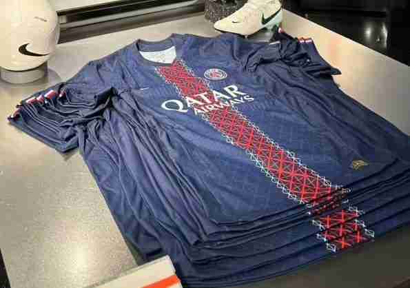 Les maillots des clubs français à l'étranger : qui les achète vraiment ?🧐🌎 maillot de foot paris saint germain